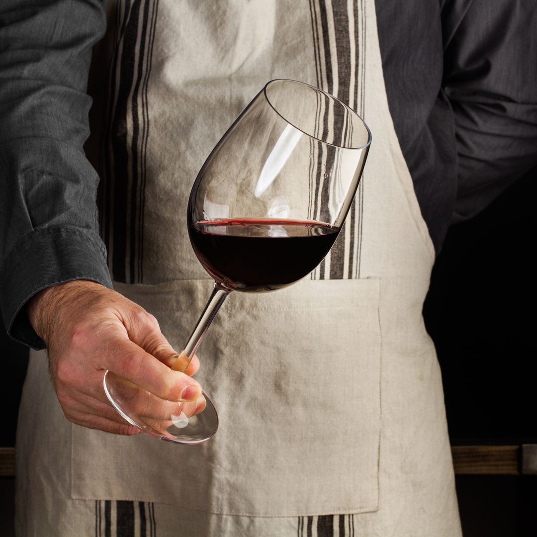 Enólogo con una copa de vino preparado para una cata