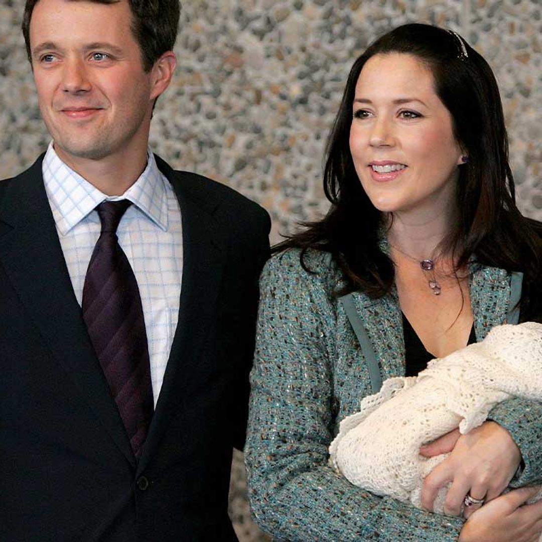 LOS PRÍNCIPES FEDERICO Y MARY MUESTRAN A SU HIJO ANTES DEL BAUTIZO EN ENERO