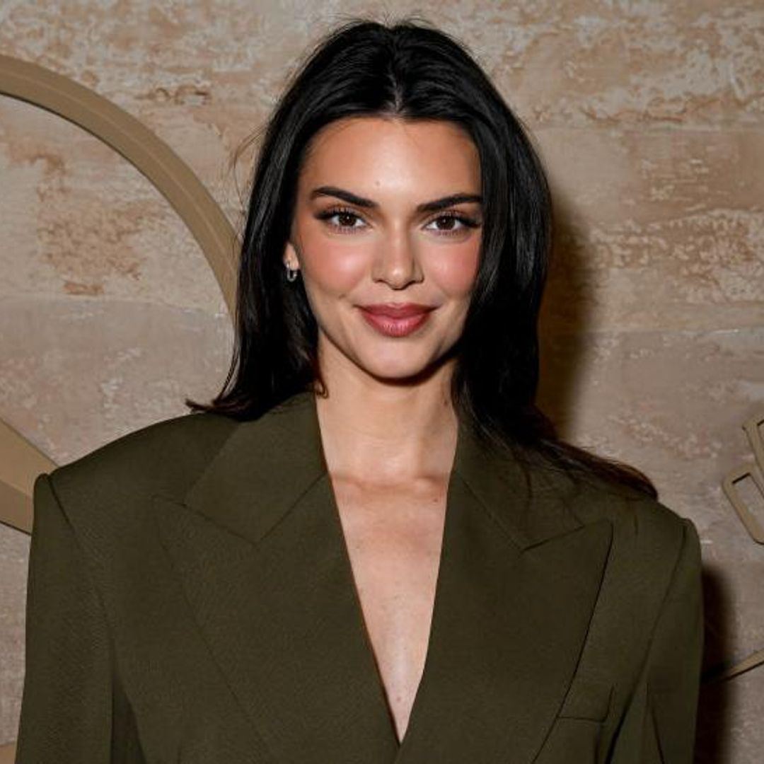 Kendall Jenner luce perfecta en traje verde olivo con ‘square toe shoes’
