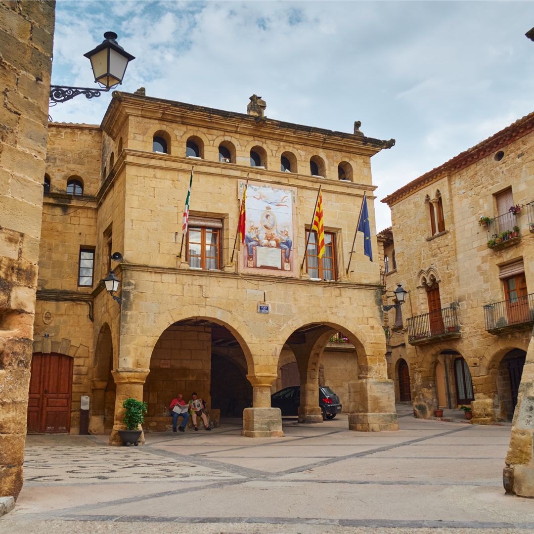 Plazas porticadas y calles de piedra en Horta de Sant Joan, Tarragona