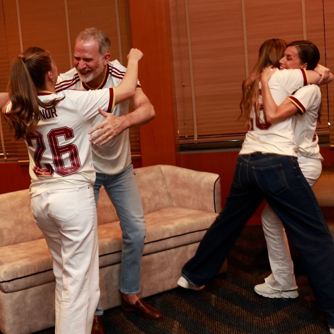 Camisetas personalizadas, nervios y alegría desbordante: así celebraron los Reyes y sus hijas el pase de España a la final del Mundial