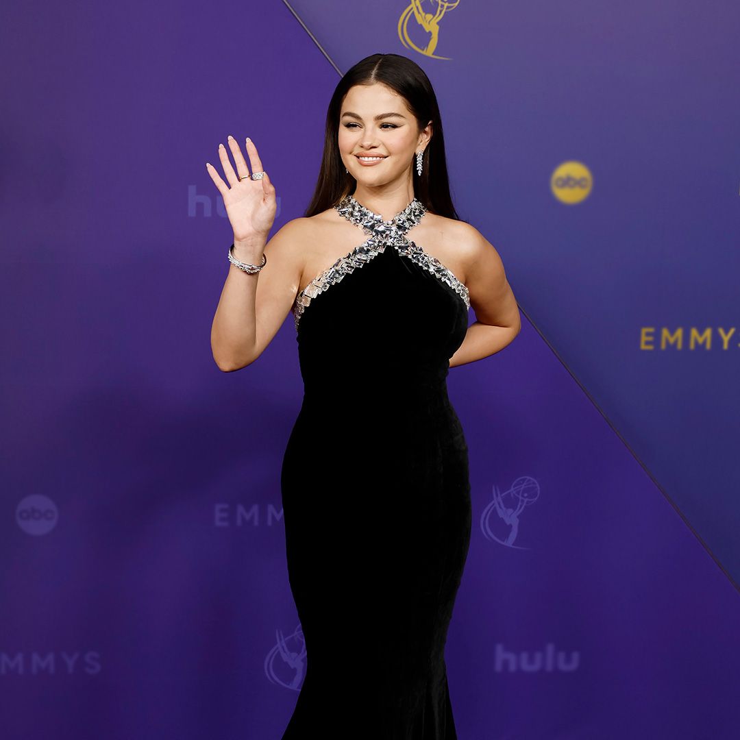 Selena Gomez triunfa en los premios Emmy: un vestido de 600 cristales cosidos a mano y un nuevo récord