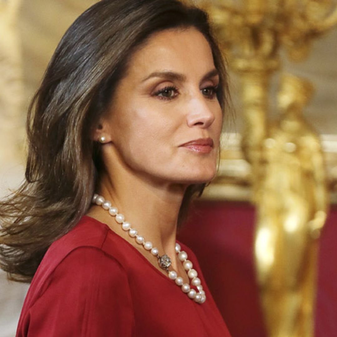 ¡Dos kilos de perlas! Ahora sí, doña Letizia estrena otra ‘joya de pasar’