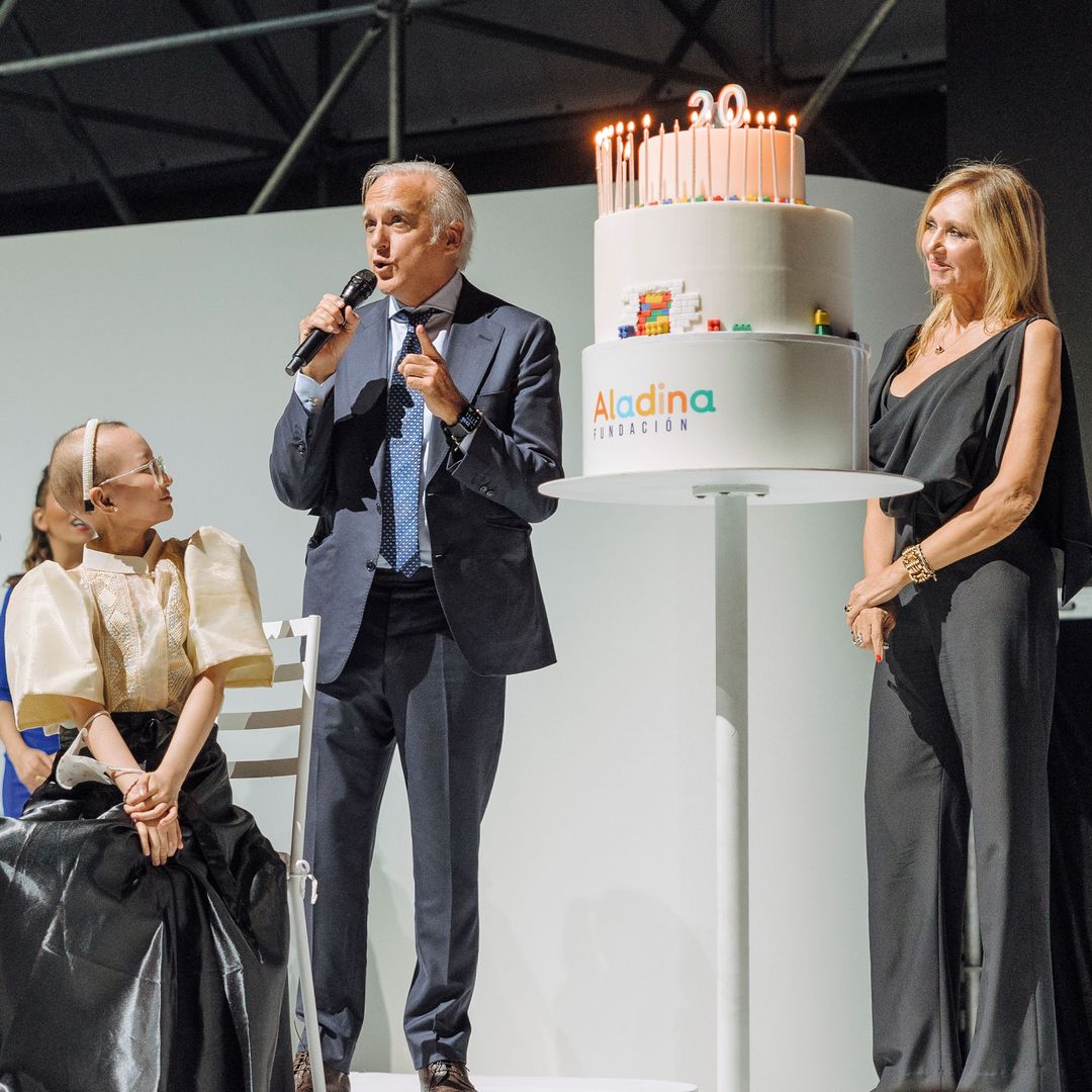 El empresario junto a Chrischelle, que ha superado la enfermedad. Uno de los momentos más emotivos de la noche benéfica de Casa Aladina