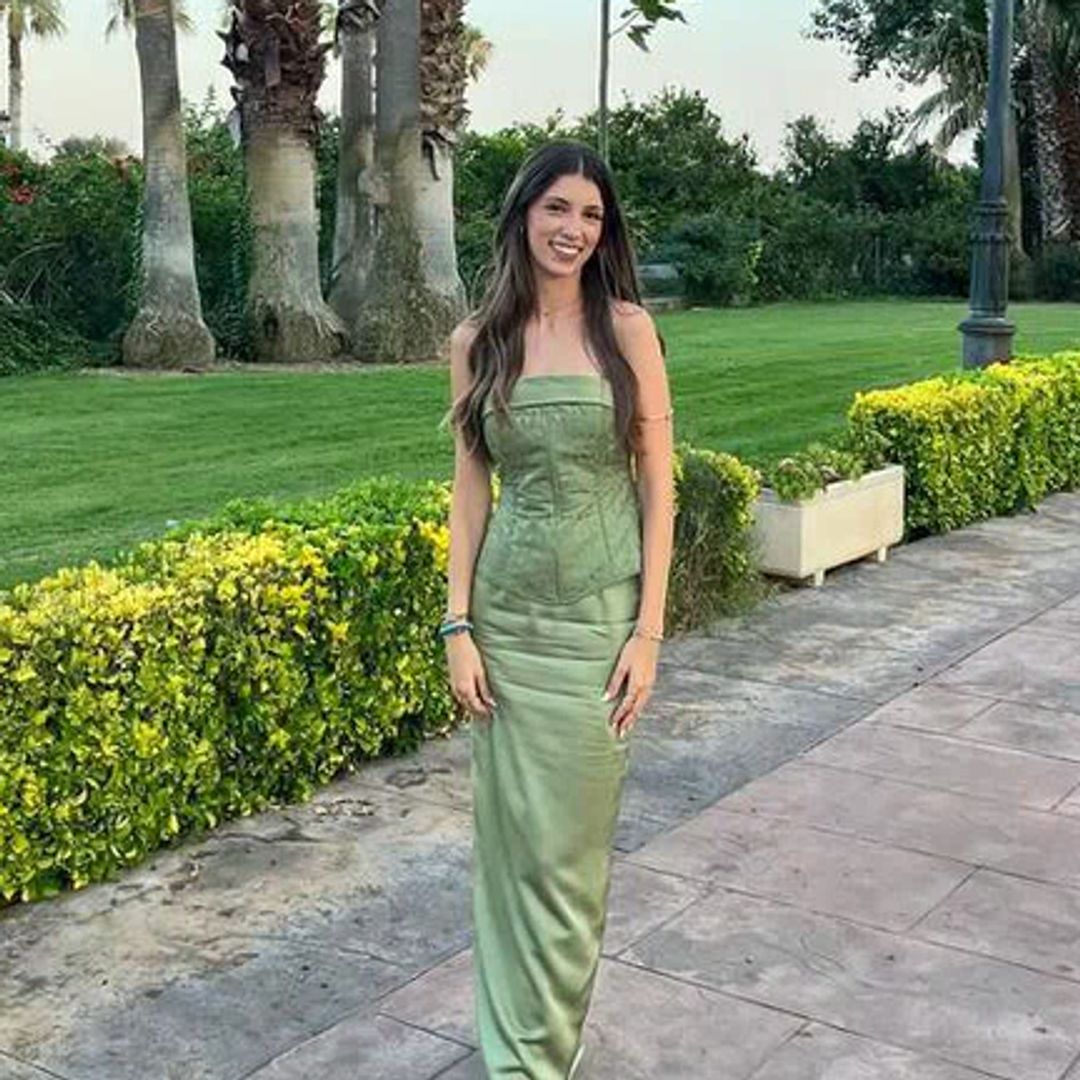 Transformó el conjunto que su abuela llevó a la boda de sus padres y consiguió el look de graduación más viral