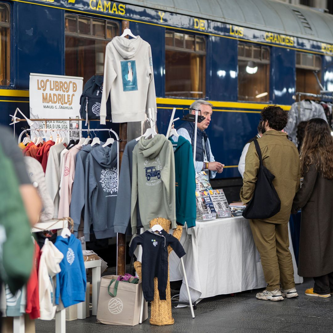 Puesto de ropa en el Mercado de Motores de Madrid