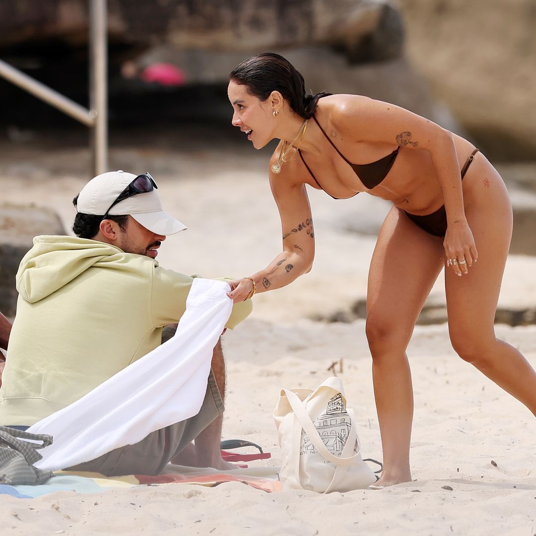 Junto a Bad Bunny, Gabriela Berlingeri presume cuerpazo en bikini en las playas de Sídney