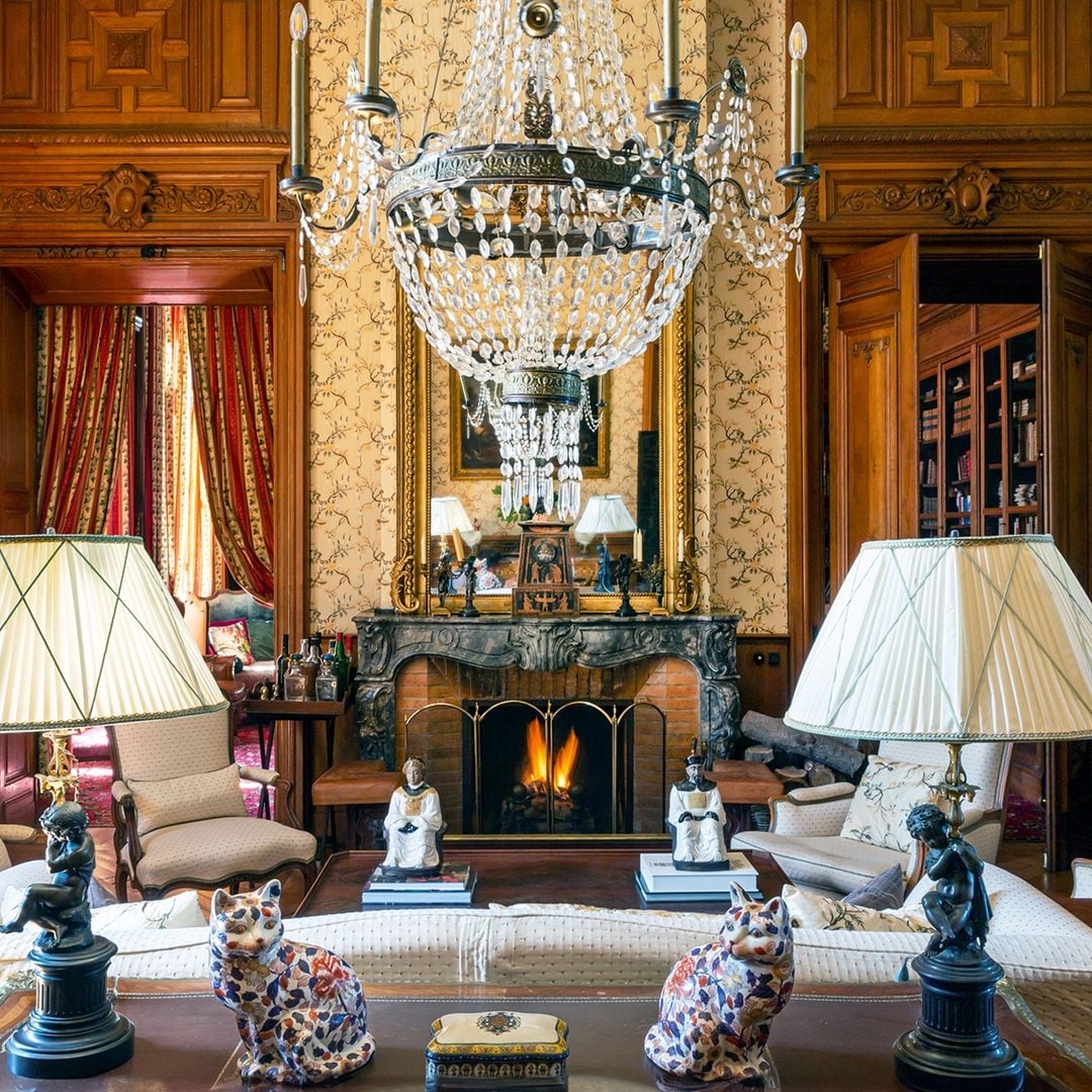 La gran lámpara de cristal francesa del siglo XVII domina la estancia. Sobre las mesas auxiliares hay un par de figuras de madera tallada y dorada, que representan dos esfinges egipcias. El biombo chino del XVIII luce elegante en la magnificencia.