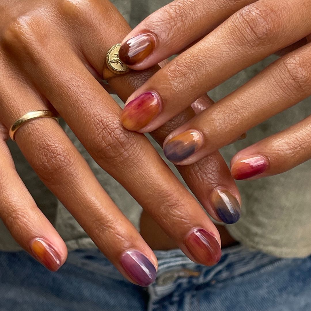 12 diseños de uñas cortas que reúnen las tres claves del otoño: comodidad, elegancia y tendencia