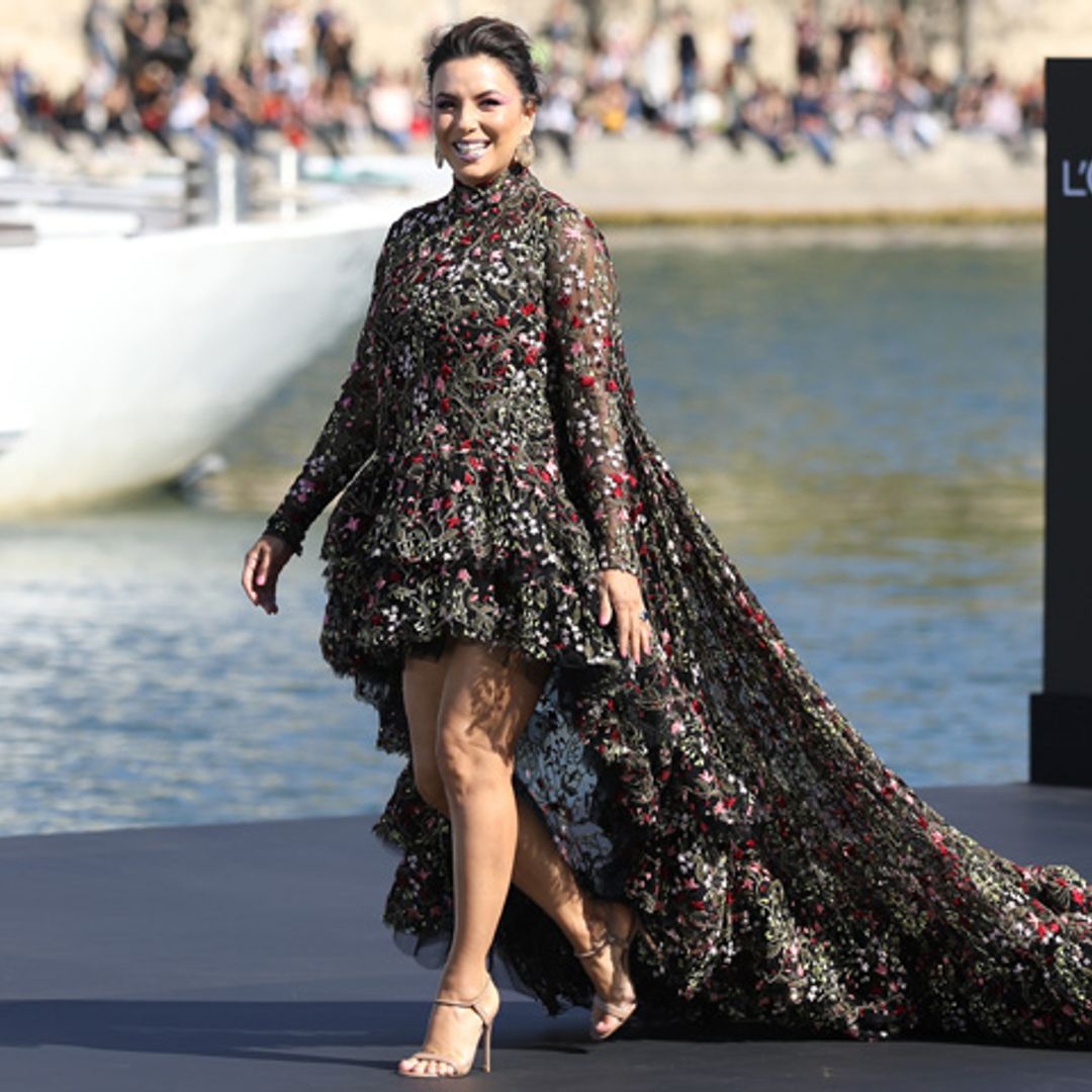 Eva Longoria desfila sobre el río Sena en Paris Fashion Week