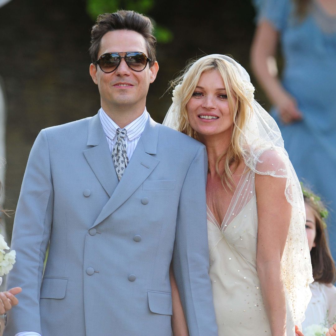 Del vestido que Elle Macpherson quemó al diseño de Kate Moss que salvó la carrera de Galliano: los looks de novia de las modelos de los 80 y 90