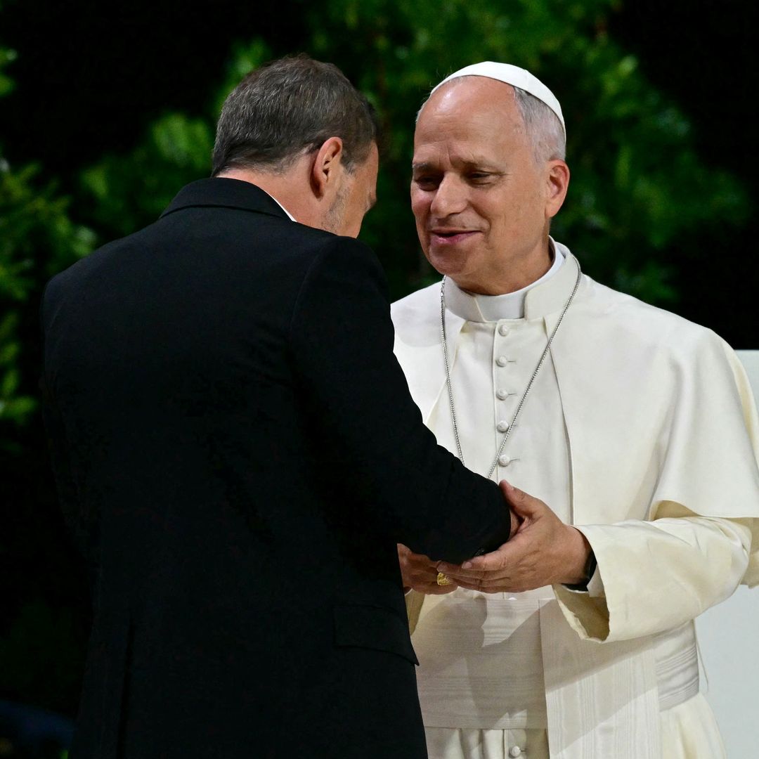 Antonio Banderas causa furor en su cita con el papa León XIV: "Le confieso, Santo Padre, que he sido víctima del hechizo de Dios"