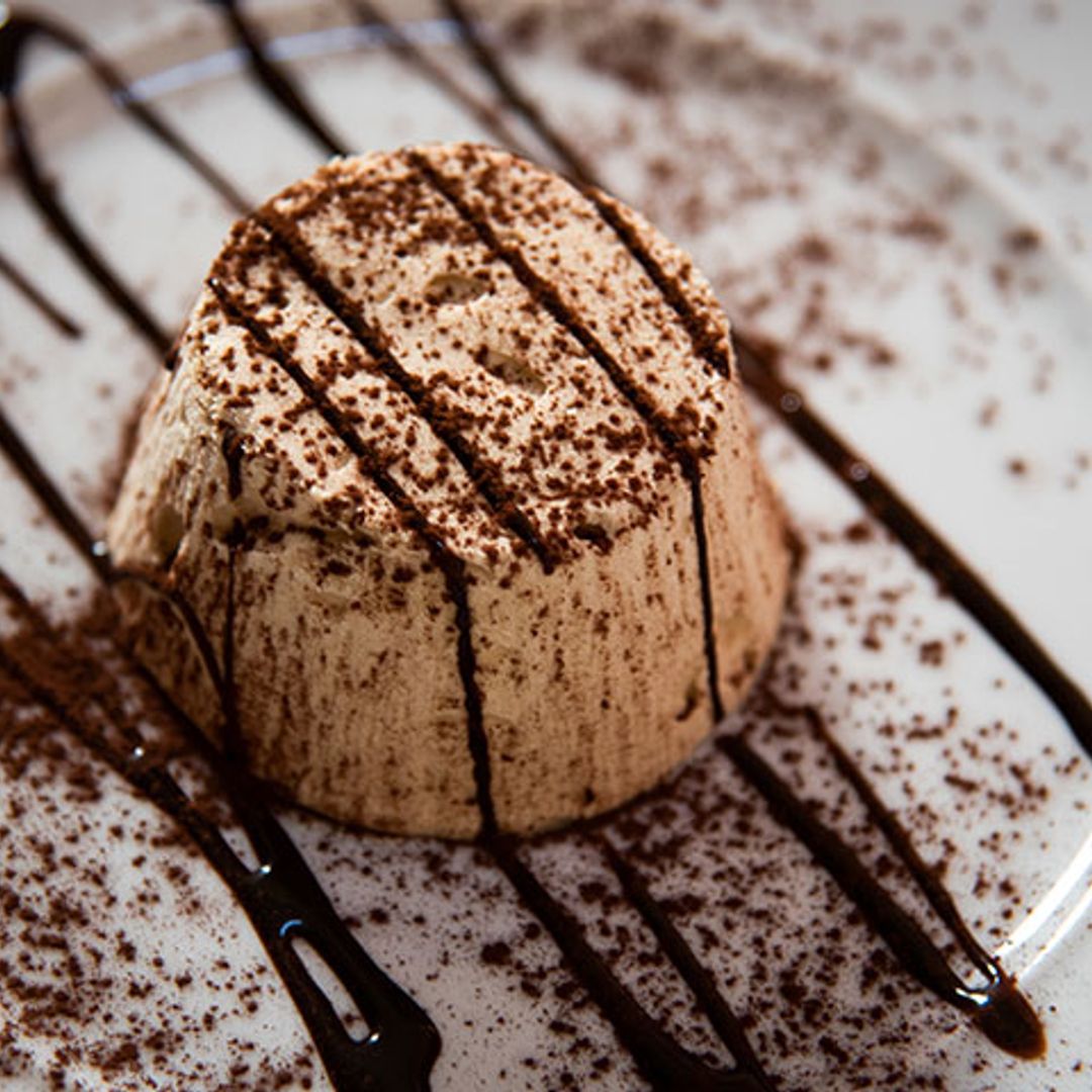 Charlota de turrón de Jijona con chocolate y cacao