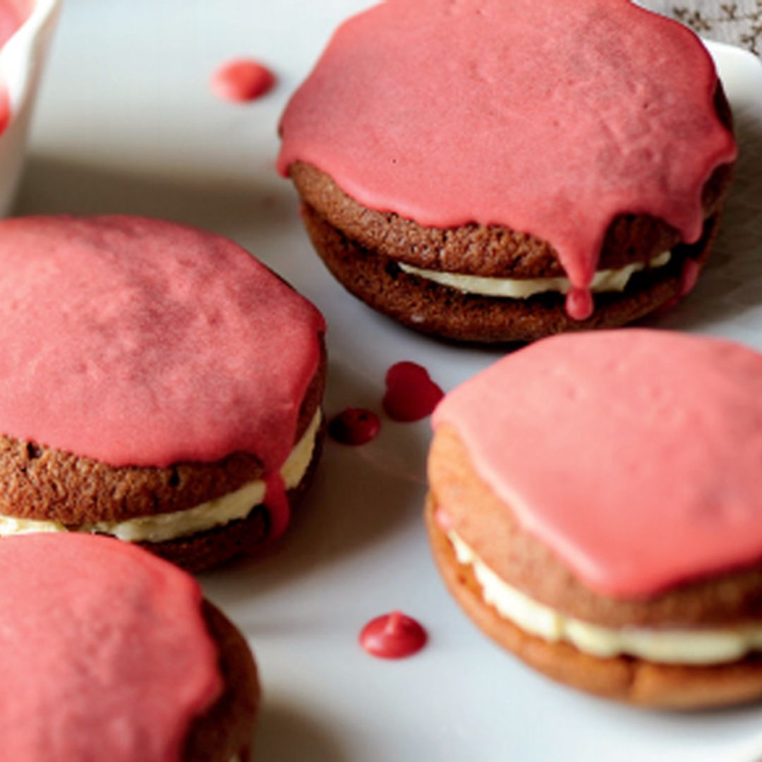 ‘Whoopies’ de dos chocolates y glaseado de granada