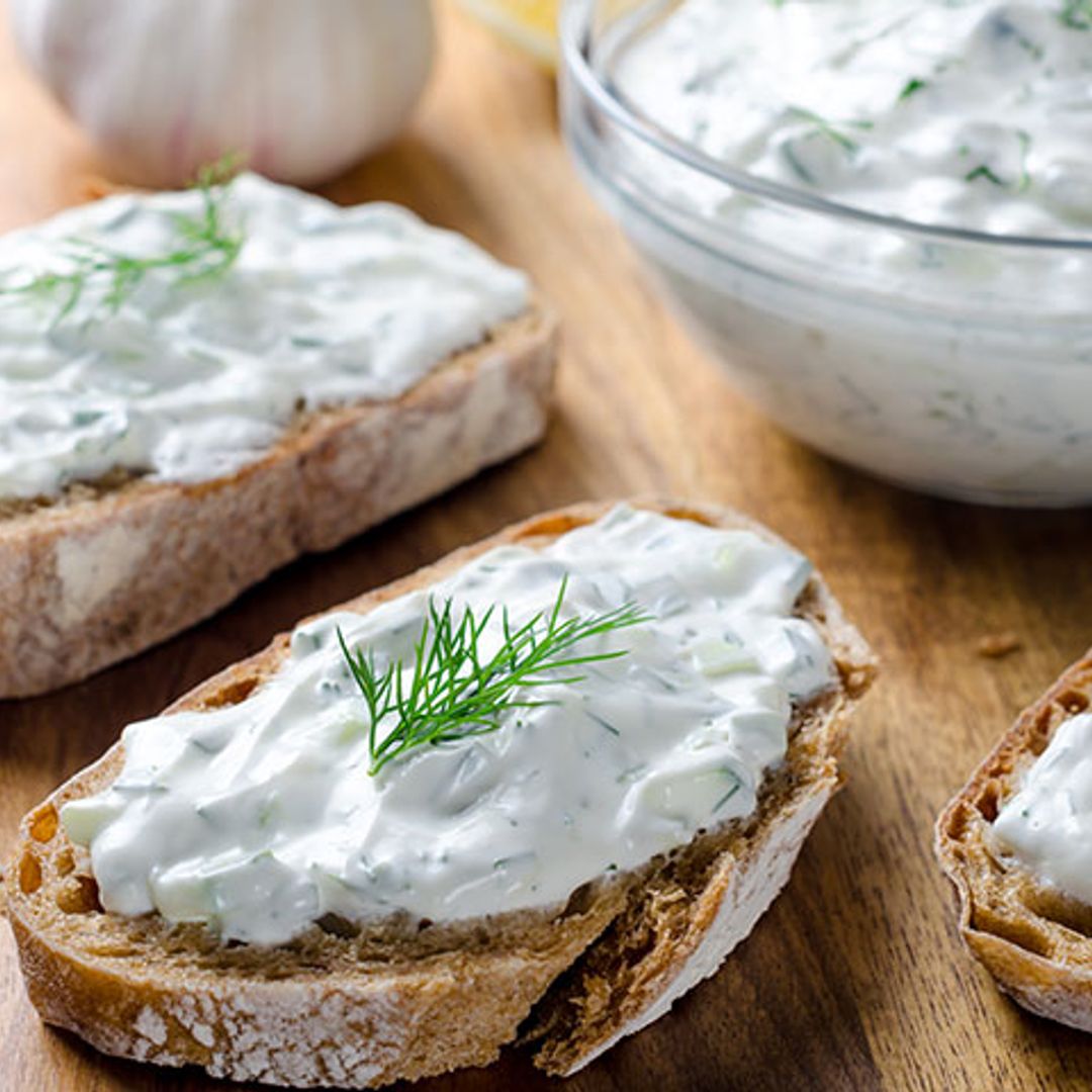 'Tzatziki' sobre tostas de pan