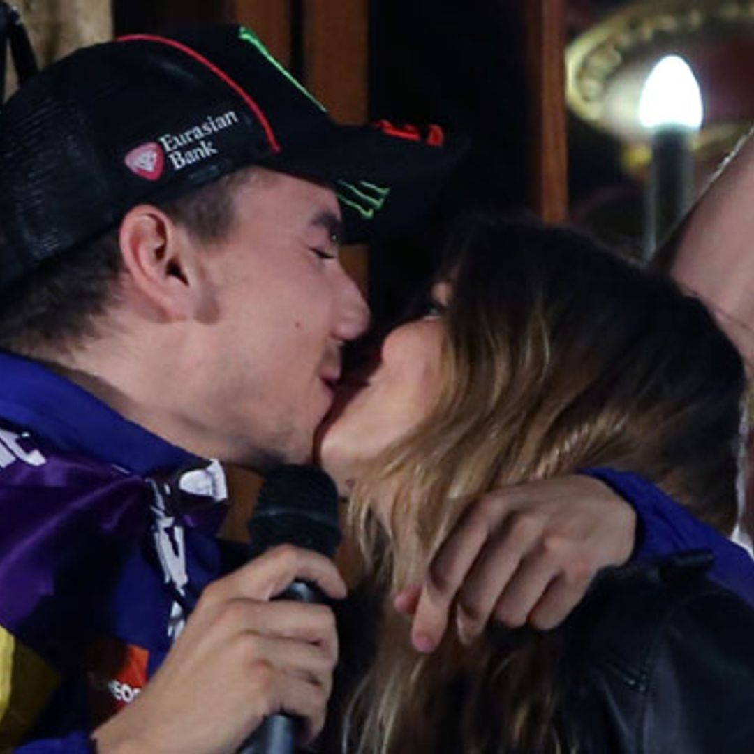 El beso de Jorge Lorenzo y su novia Nuria Tomás... marca 'Iker y Sara'