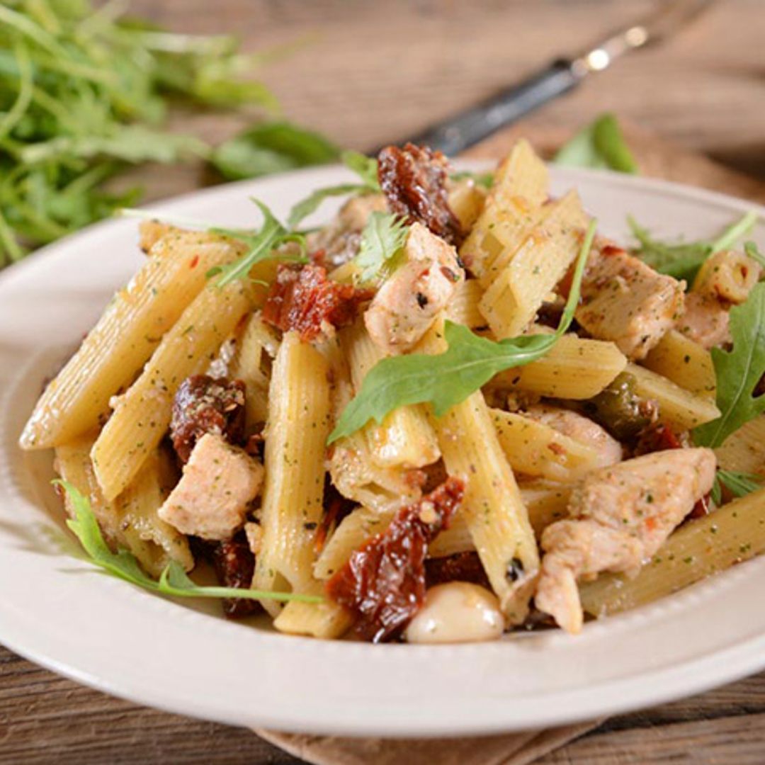 Ensalada de 'penne' con pollo, rúcula y tomate seco