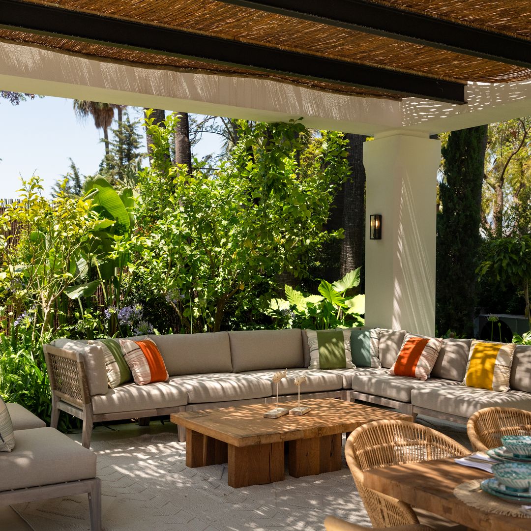Adiós al conjunto de terraza a juego: la tendencia en exteriores 2026 mezcla muebles, materiales y colores
