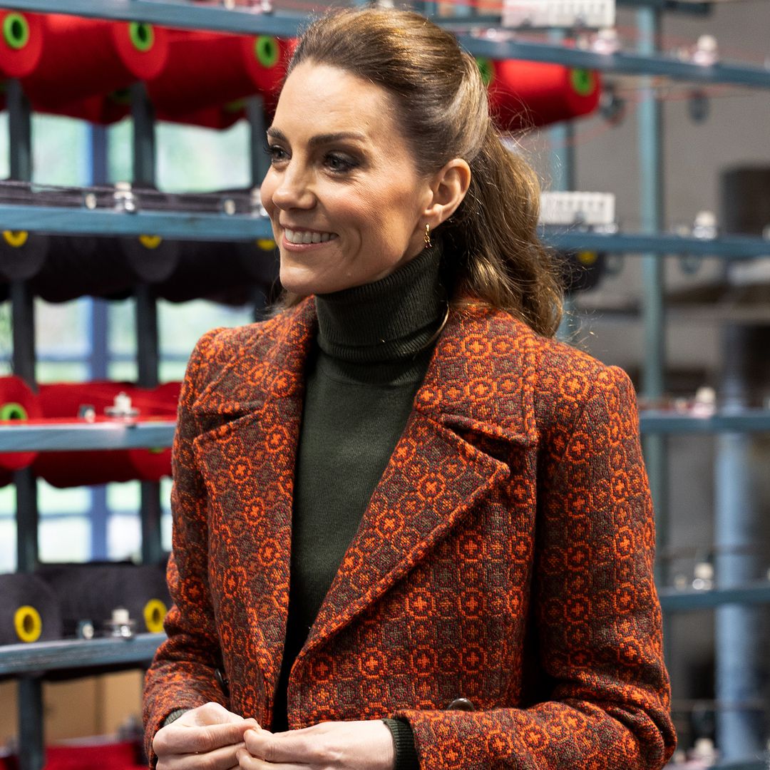 Kate Middleton se protege del frío de Gales con un inusual abrigo de estampado 'vintage' con rosas geométricas