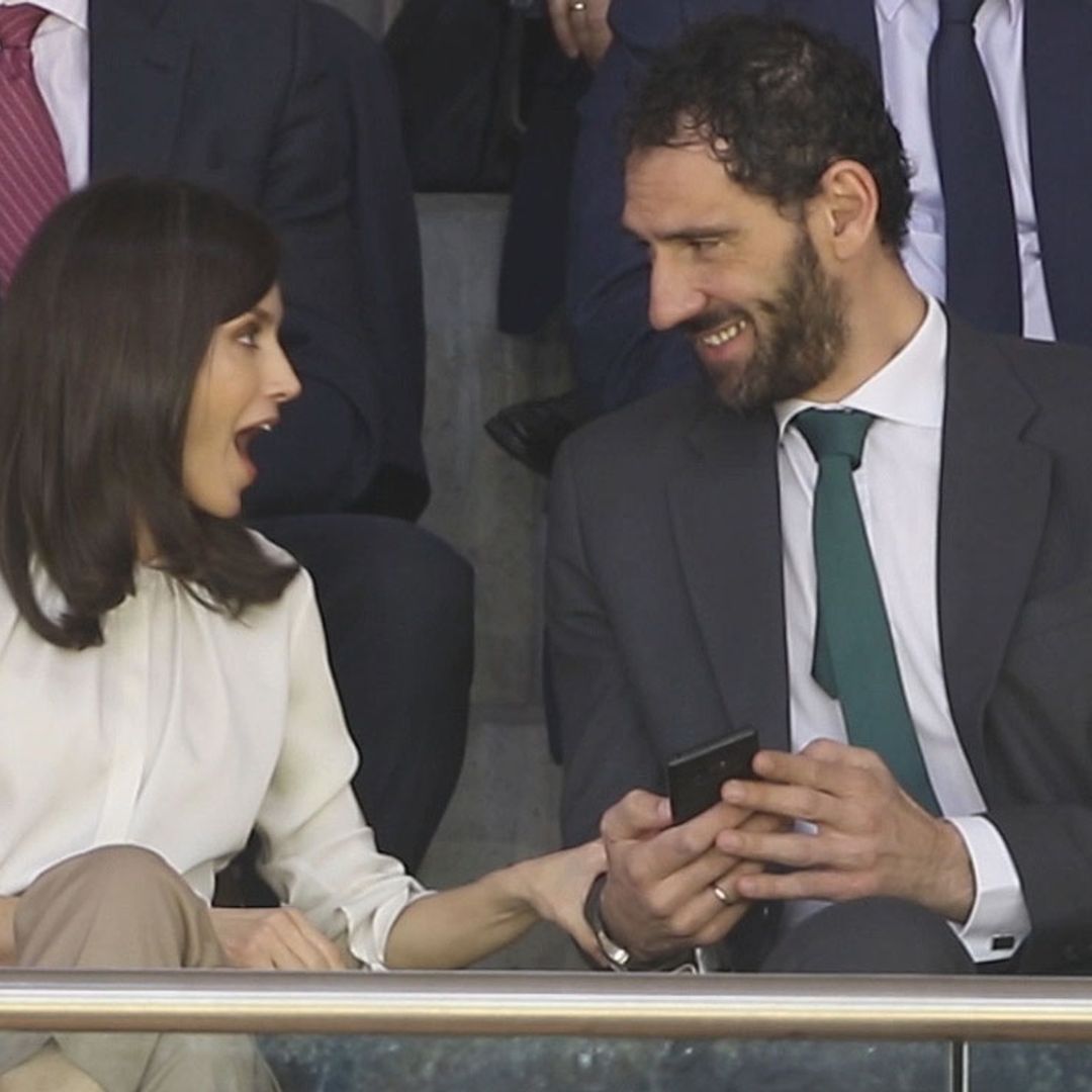 ¿Será un meme? ¿Fotos de sus hijos? Doña Letizia alucina con lo que ve en el móvil de Jorge Garbajosa