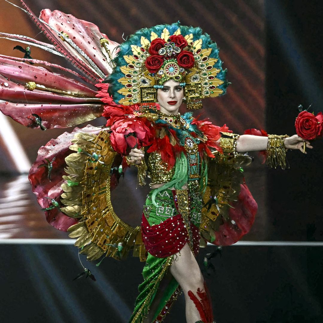 Miss Universo revoluciona las redes con su show de vestidos 'típicos': del salmón de Noruega a la flor de plumas de México