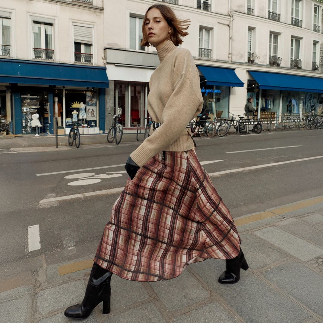 Look con falda de cuadros estampada