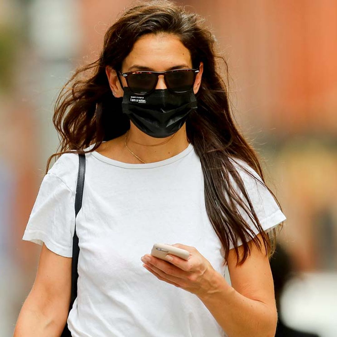 Katie Holmes reinventa el look 'vuelta al cole' con pantalones y deportivas