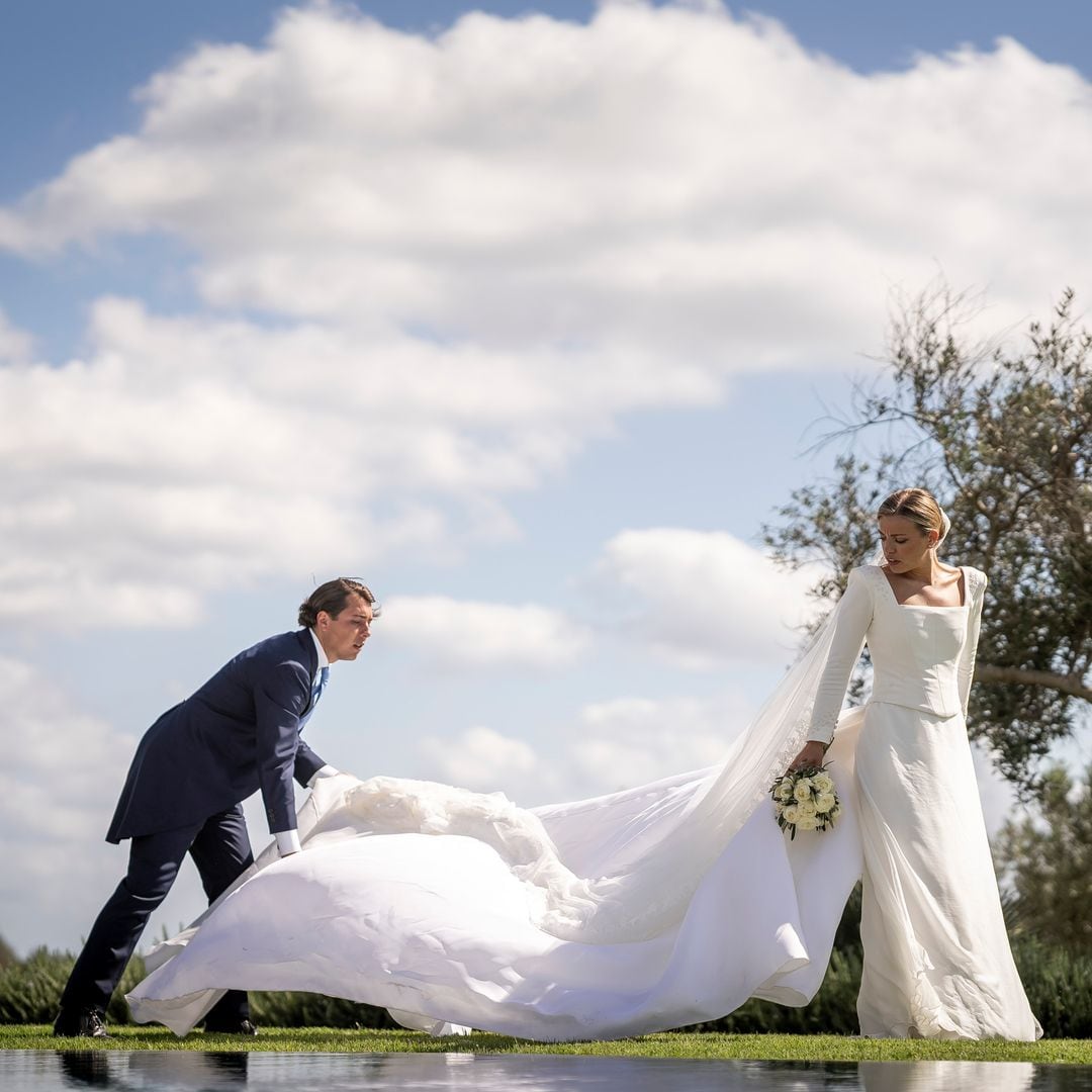 Un look clásico, de escote cuadrado, y otro con flores en relieve: los dos vestidos de novia de Miriam en su boda en Menorca