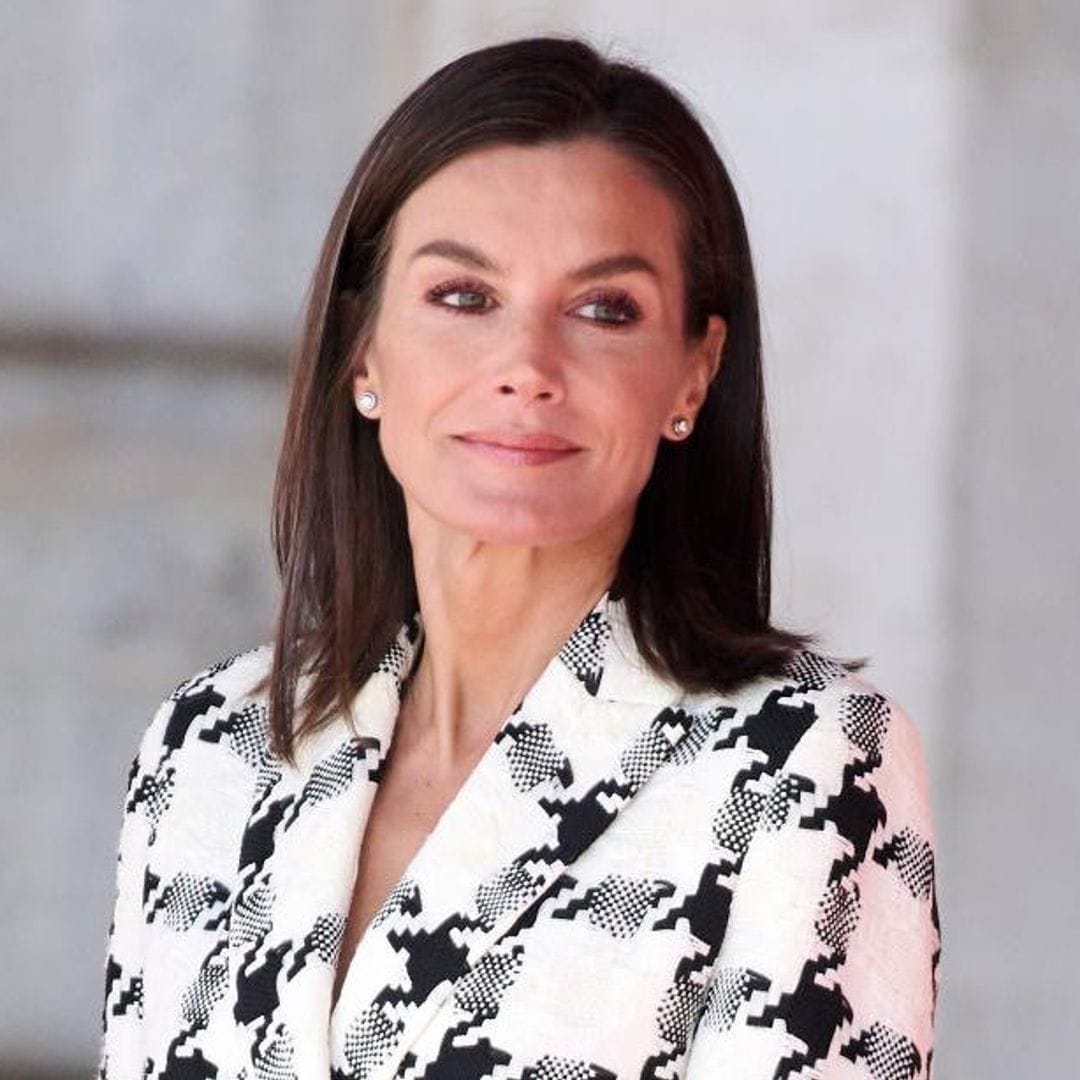 La reina Letizia sorprende en tenis blancos y pantalón de vestir
