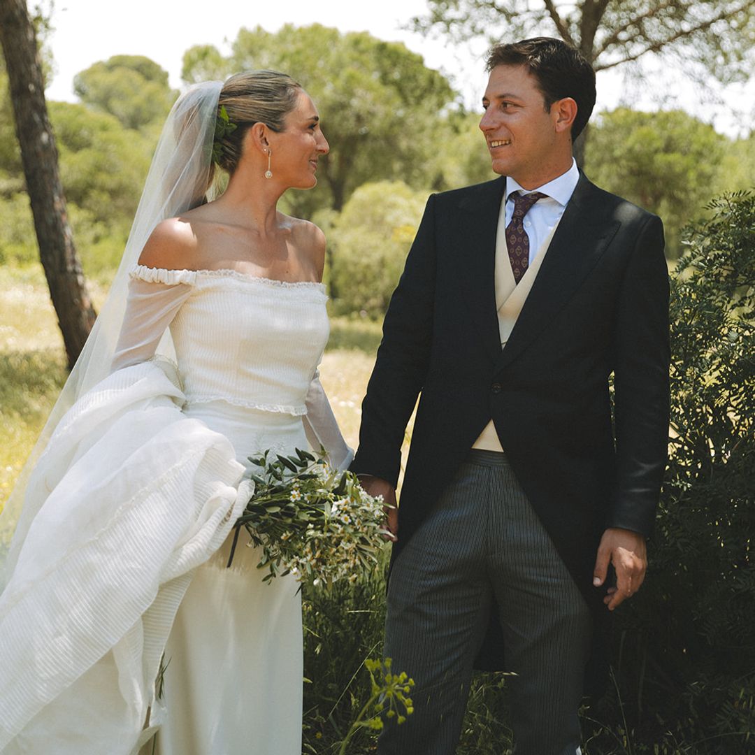 Malu eligió un vestido de novia hecho con una colcha de su abuela y un peinado con hiedra para su boda en Punta Umbría