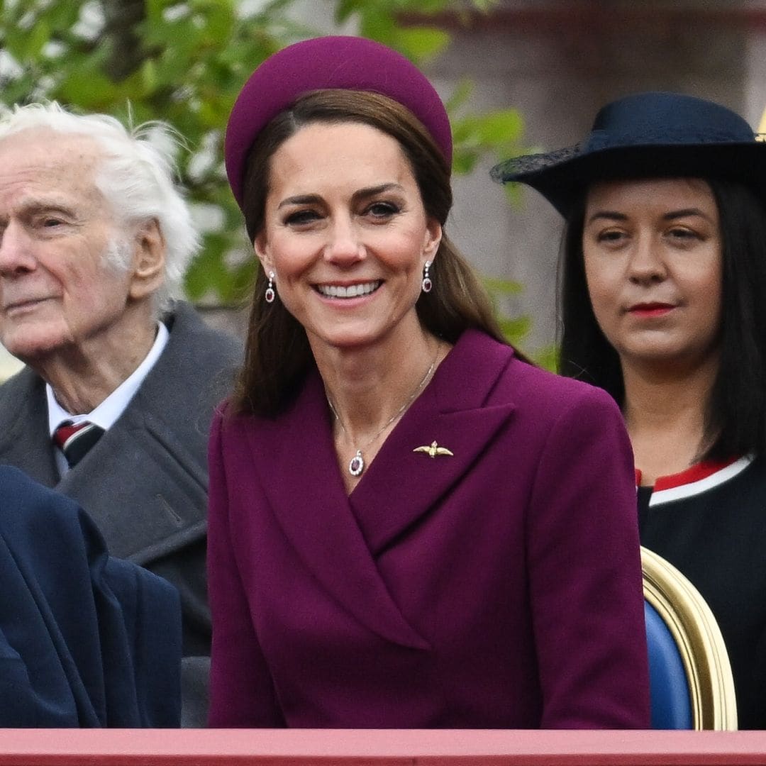 Kate Middleton deslumbra con joyas de diamantes y rubíes en su regreso al Palacio de Buckingham