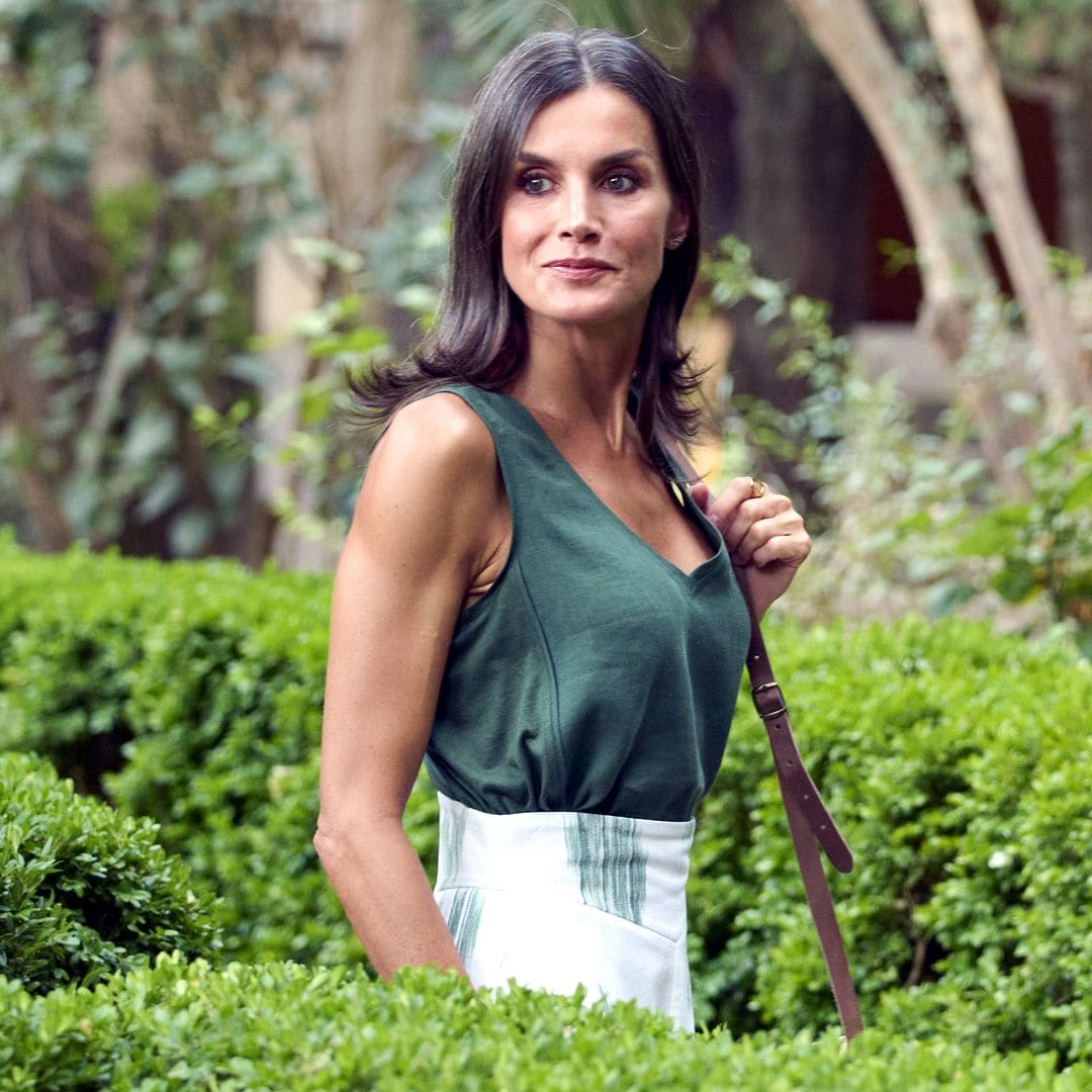 Repasamos los looks inolvidables de la reina Letizia en Mallorca: de su vestido ibicenco a sus alpargatas