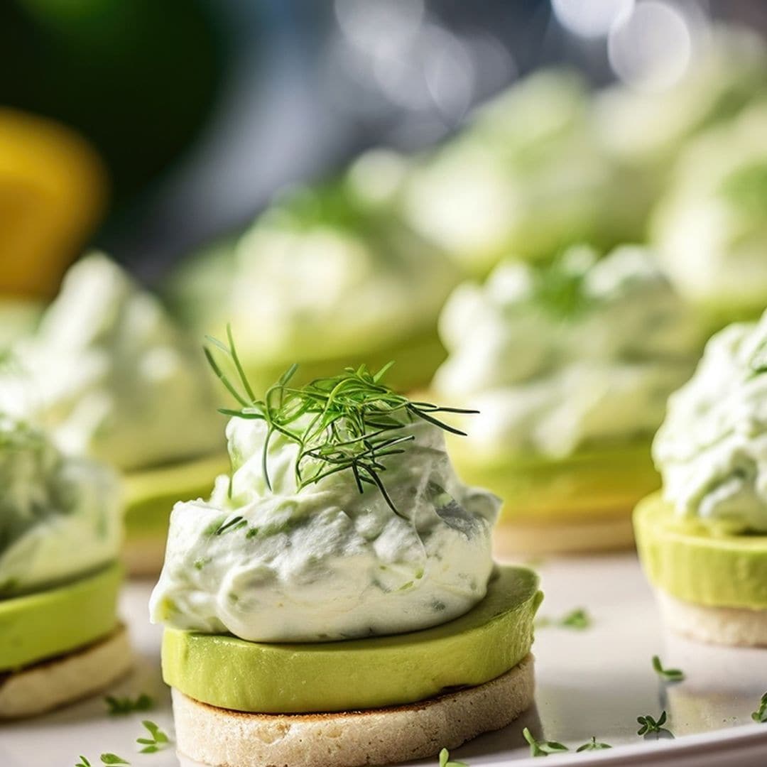 Tostaditas con aguacate y crema de queso a las finas hierbas