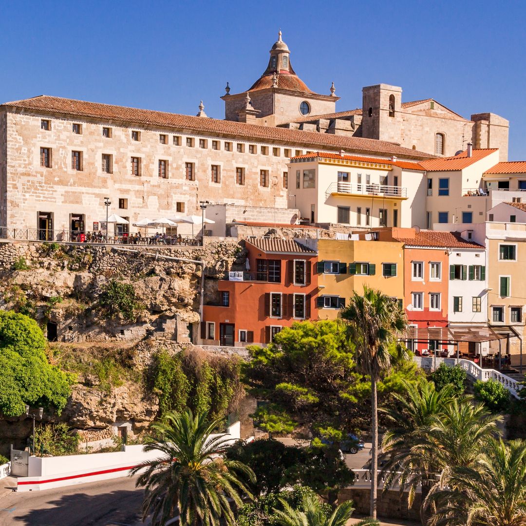 Vistas al casco antiguo de la ciudad de Mahón, Menorca 