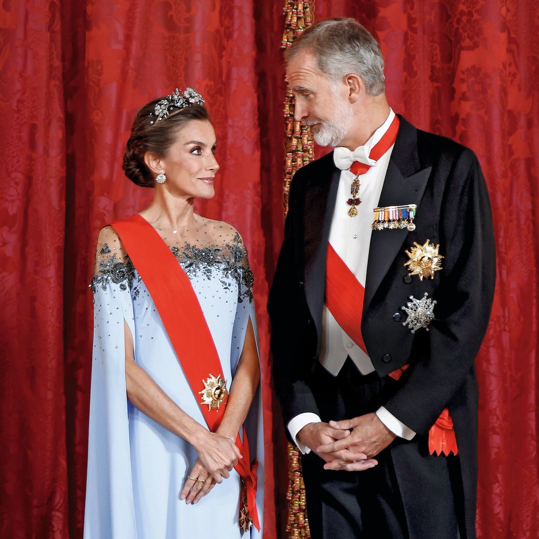 La reina: Destellos de diamantes y un vestido de fantasía que ha dado la vuelta al mundo