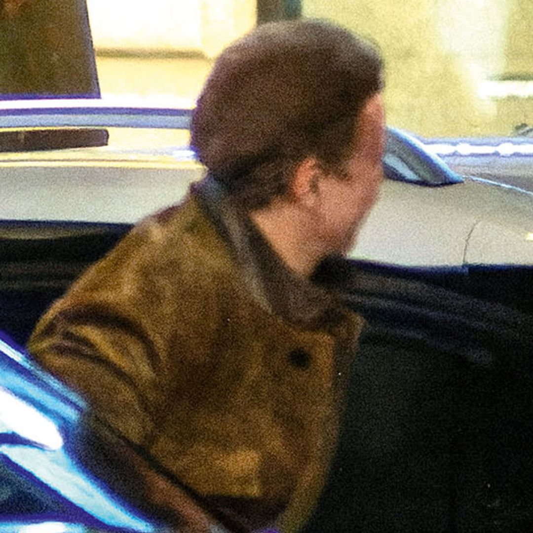 Luis Miguel llegando a su cita nocturna con Paloma Cuevas y sus amigos en el corazón de Madrid