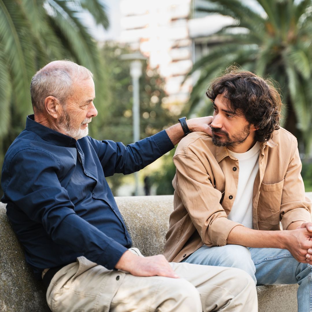 Padre da consejos a su hijo, ya adulto