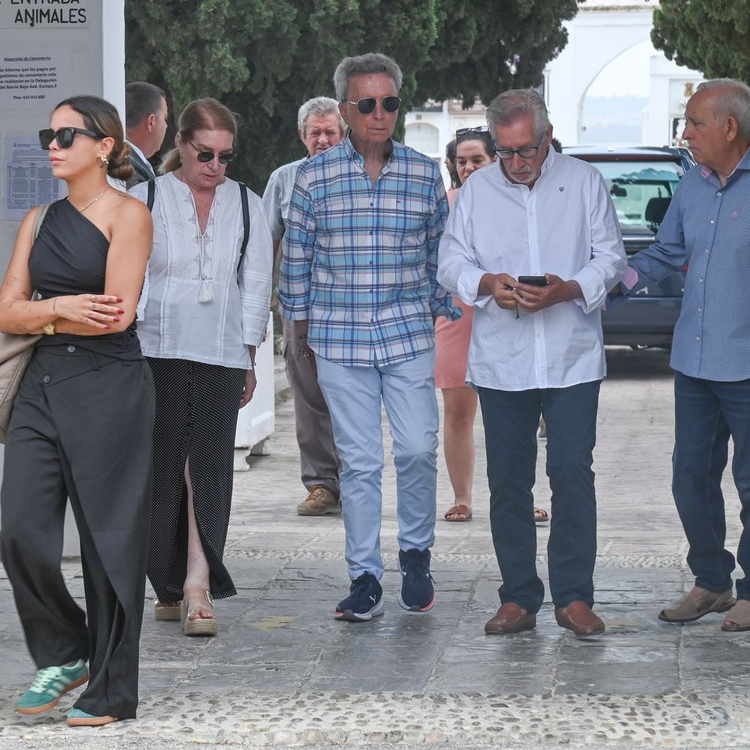Gloria Camila, José Ortega Cano, Gloria Mohedano and José Antonio Rodríguez en el entierro de Michu en Arcos de la Frontera, Cádiz. 10 de julio de 2025