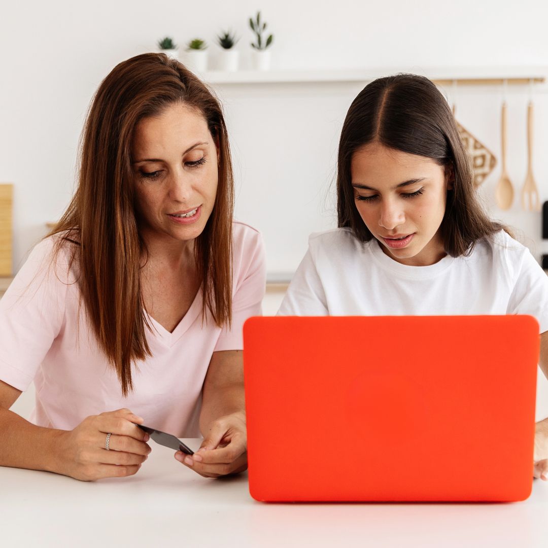 Cómo los padres pueden guiar el consumo digital de sus hijos adolescentes: "Buscar el equilibro entre la supervisión, la seguridad y la privacidad"