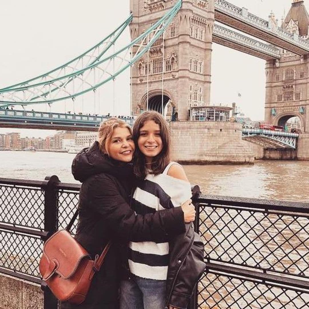 Orgullosa de su hijo Eduardo, Itatí Cantoral viajó a Londres para celebrar su último logro