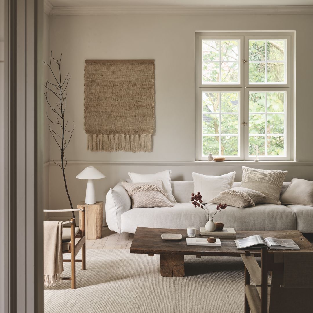 Salón con muebles de madera y sofá blanco