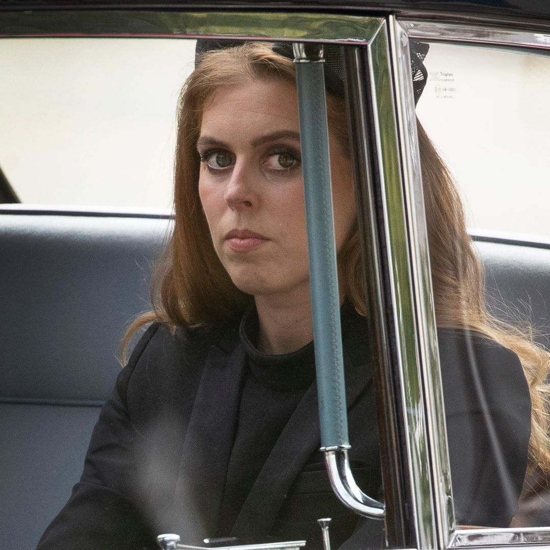 La princesa Beatriz, con semblante serio, representa a Sarah Ferguson en el funeral de su exnovio Paddy McNally