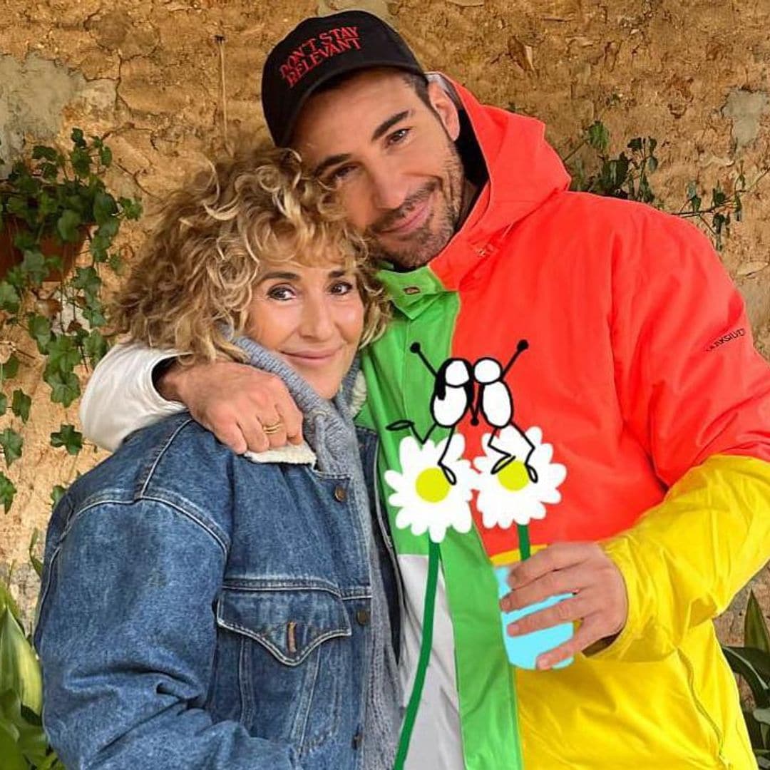 Miguel Ángel Silvestre brinca y baila por la calle con su madre y hermana por su 40 cumpleaños