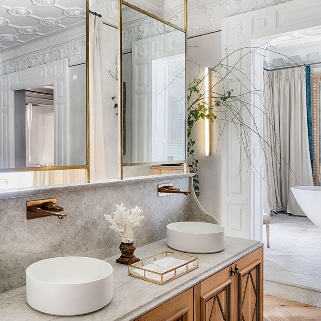 Baños elegantes y sofisticados gracias a una decoración con detalles en dorado