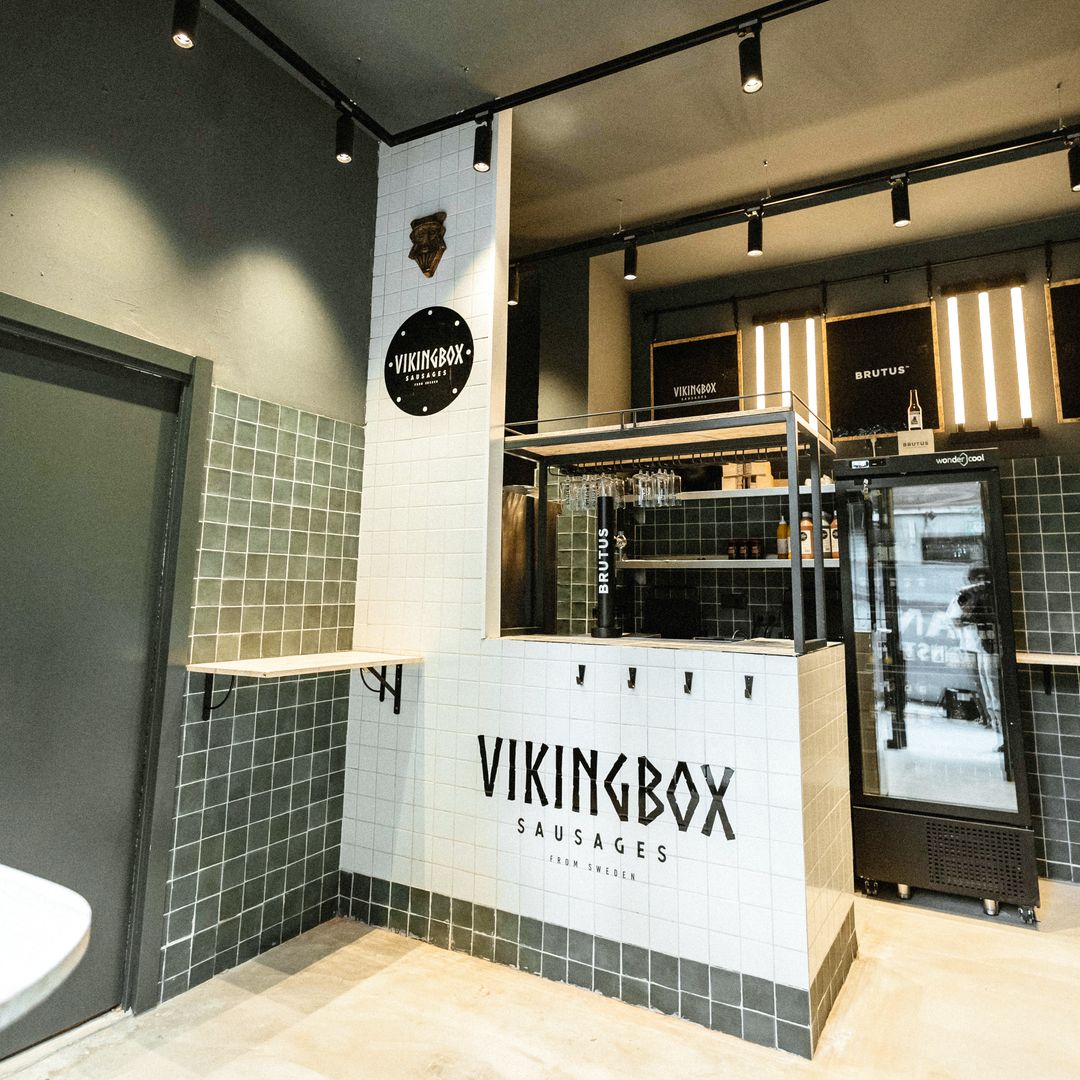 Local VIKINGBOX SAUSAGES. Restaurante gastro novedad Madrid 2025.