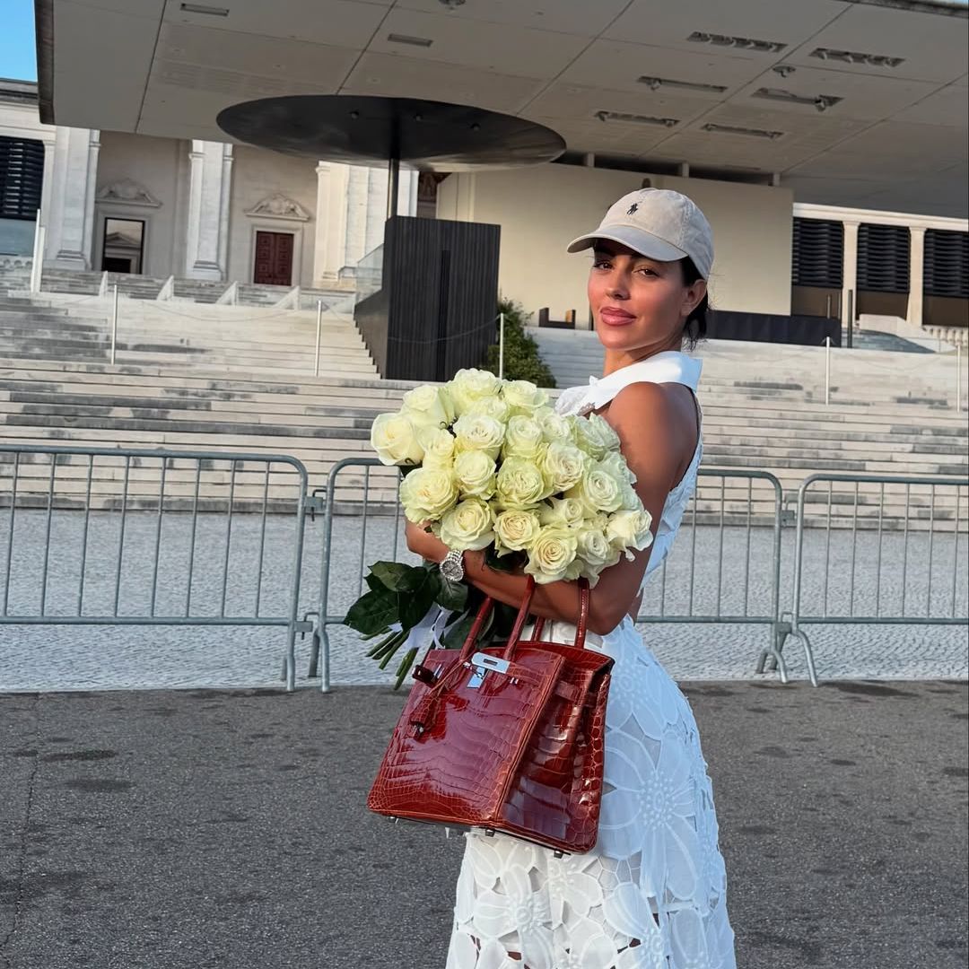 Georgina Rodríguez visita el santuario de la Virgen de Fátima en Portugal y su ‘look’ con encaje y gorra no pasa desapercibido