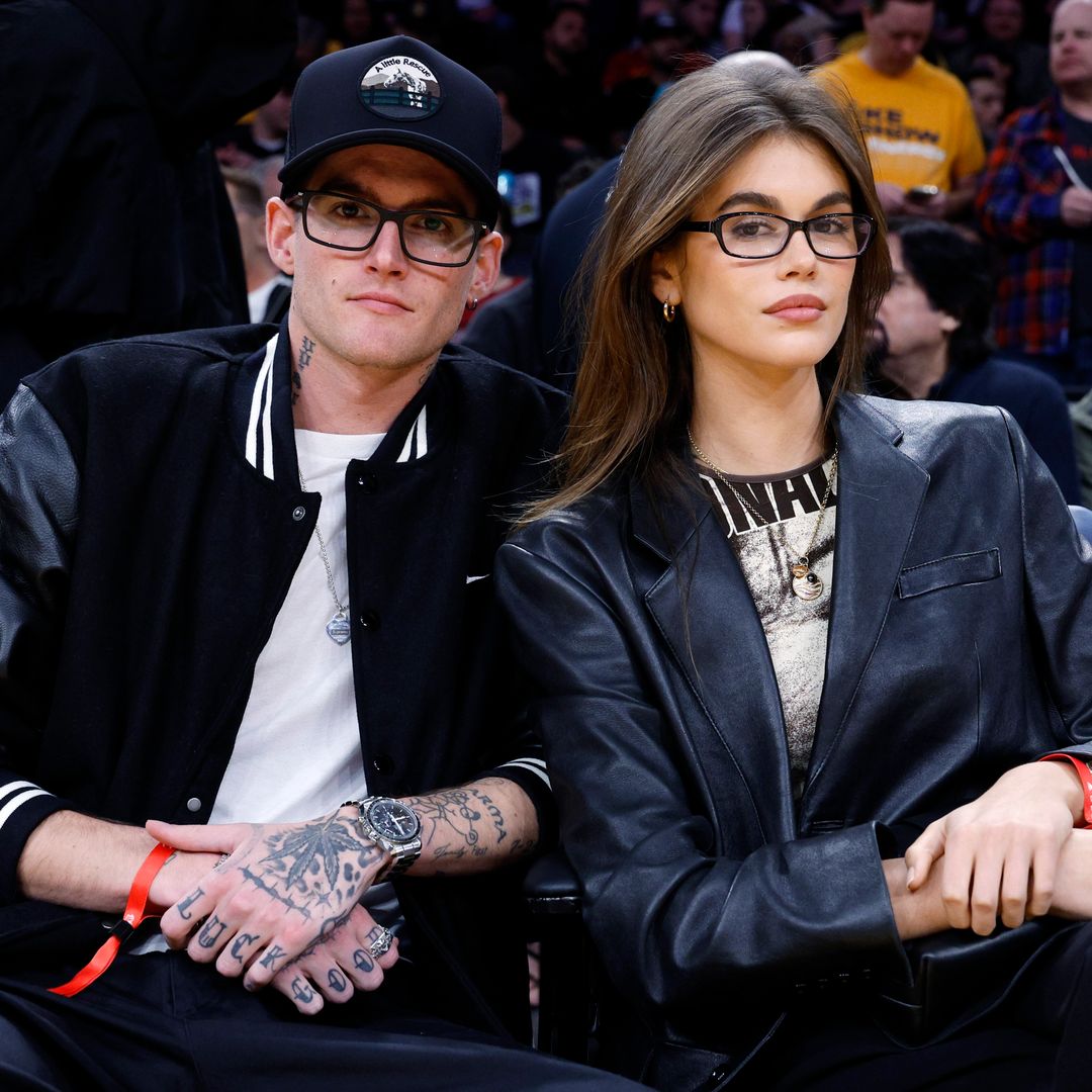 Kaia Gerber y Presley Gerber asisten al partido de baloncesto entre Los Angeles Lakers y San Antonio Spurs en el Crypto.com Arena el 23 de febrero de 2024 en Los Ángeles, California