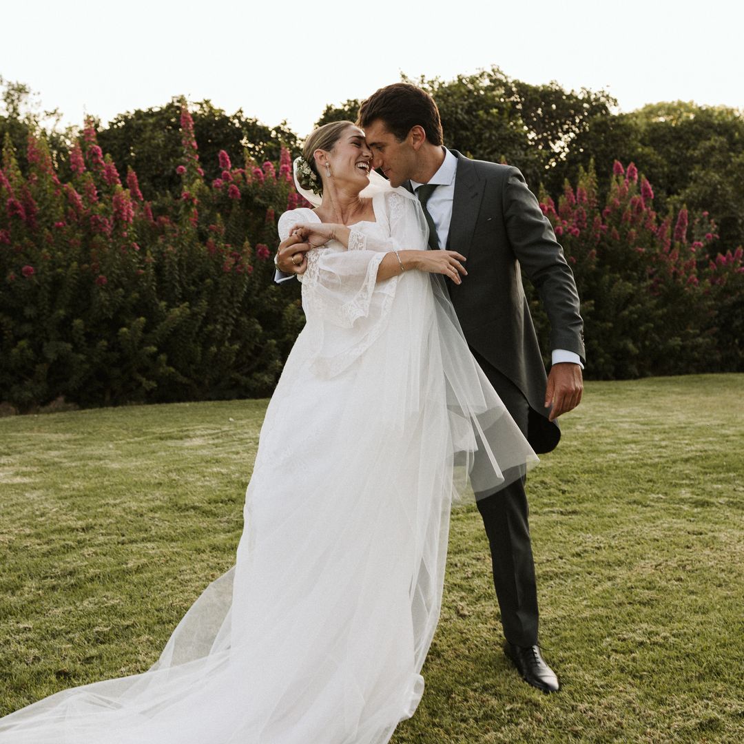 Un vestido de novia creado a partir de una colcha de su abuela y un tocado de flores naturales: la boda en Sevilla de Mamen