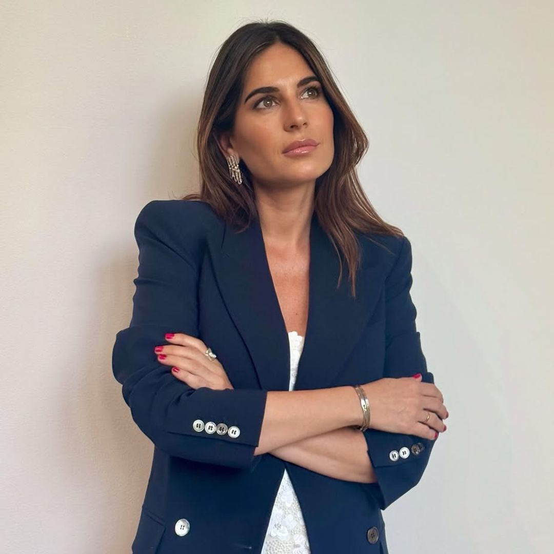 Lourdes Montes recupera uno de sus looks de 2020 y lo moderniza con un jersey a rayas de rebajas