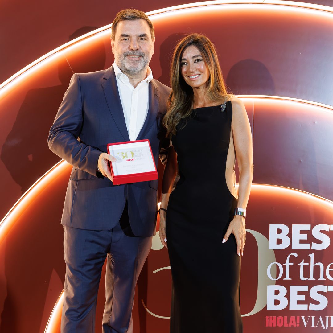Marta González posa con Roberto Cabello, Business Development Manager, South & East Europe and Middle East de REGENT SEVEN SEAS CRUISSES y OCEANIA Cruises